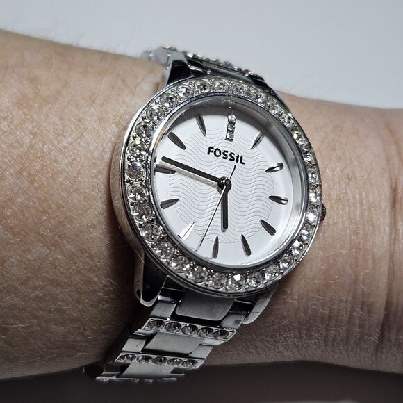 Fossil ES2362 Ladies Crystal Accented Bezel Watch Needs New Battery